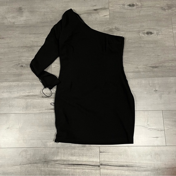 Tobi One Shoulder Dress - Picture 3 of 8
